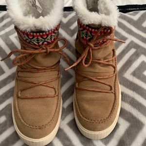 TOMs faux fur lined boot